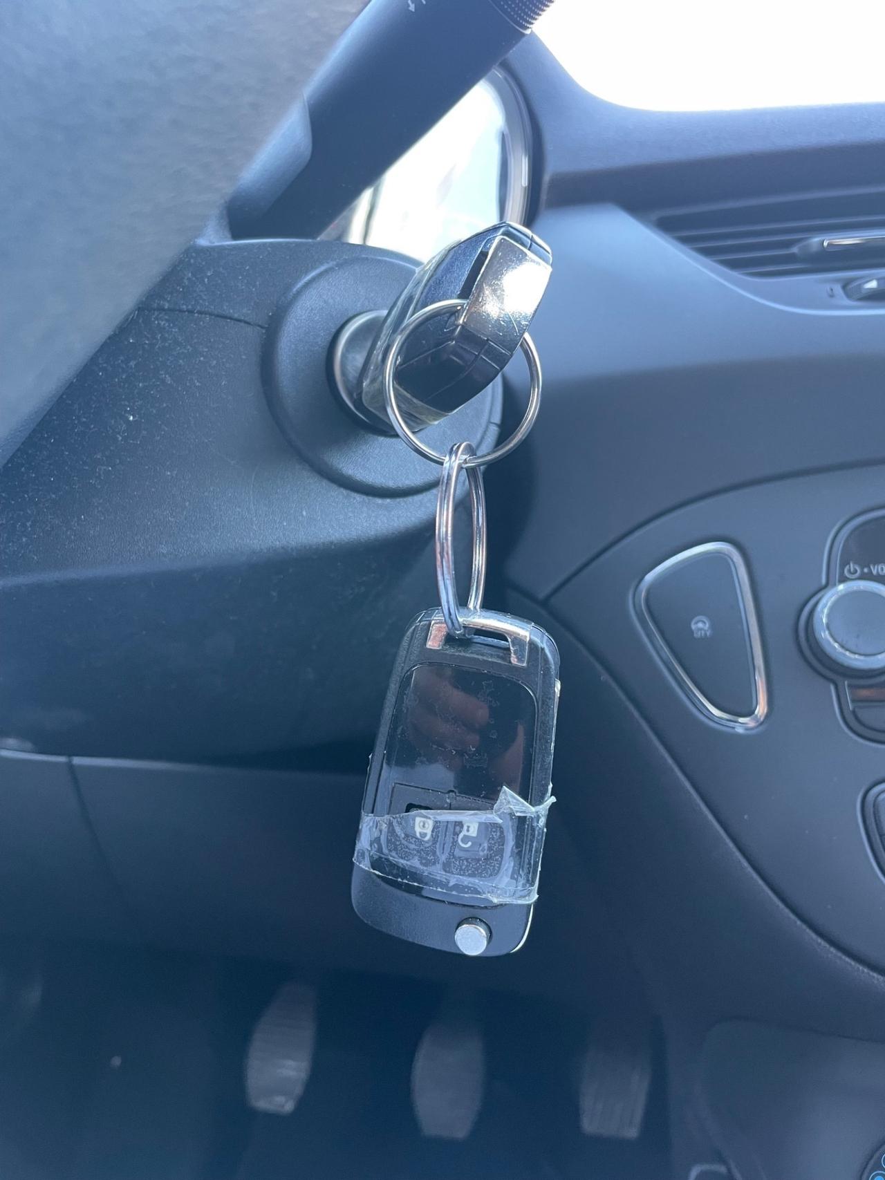 Opel Corsa 1.4 Benzina / GPL - Neopatentati