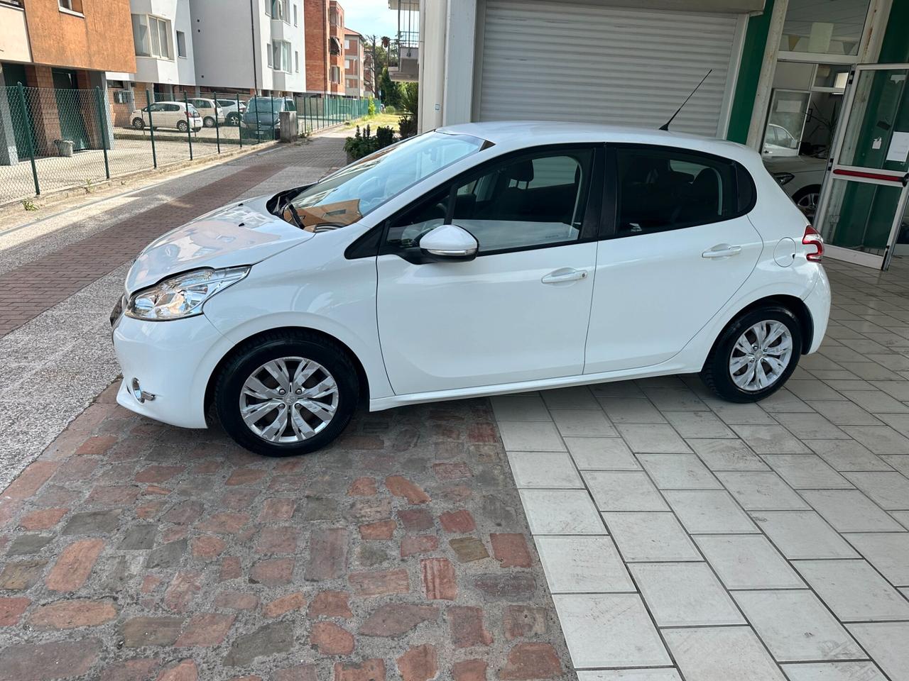 Peugeot 208 1.2 VTi 82 CV (12 RATE)
