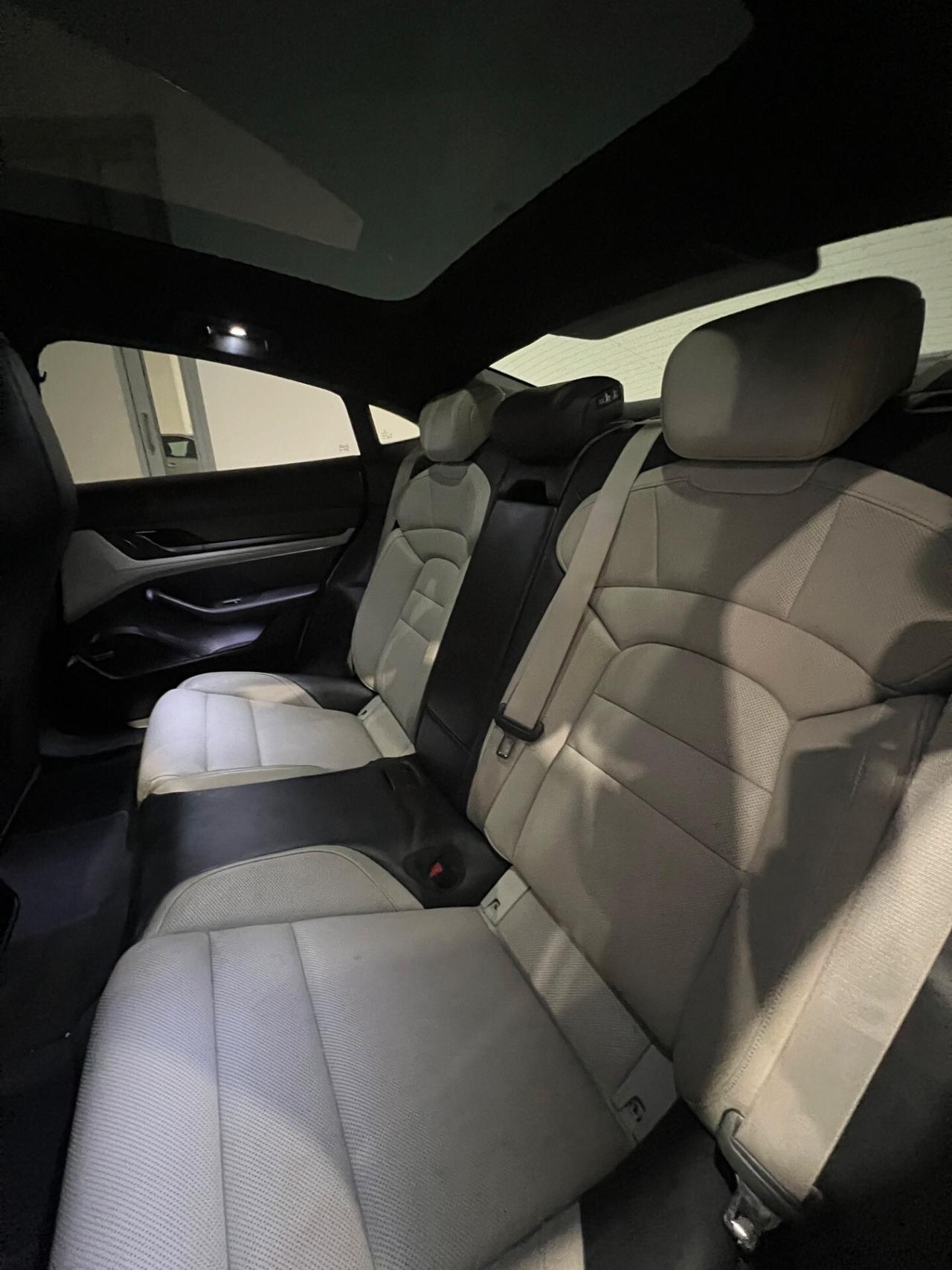 Porsche Taycan Turbo 625CV possibilita noleggio no scoring