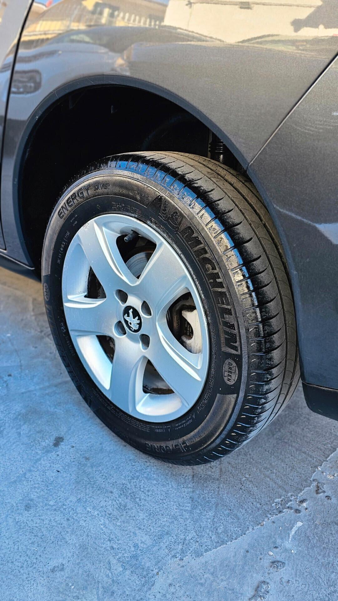 Peugeot 3008 1.6 HDi 115CV ETG6 Allure