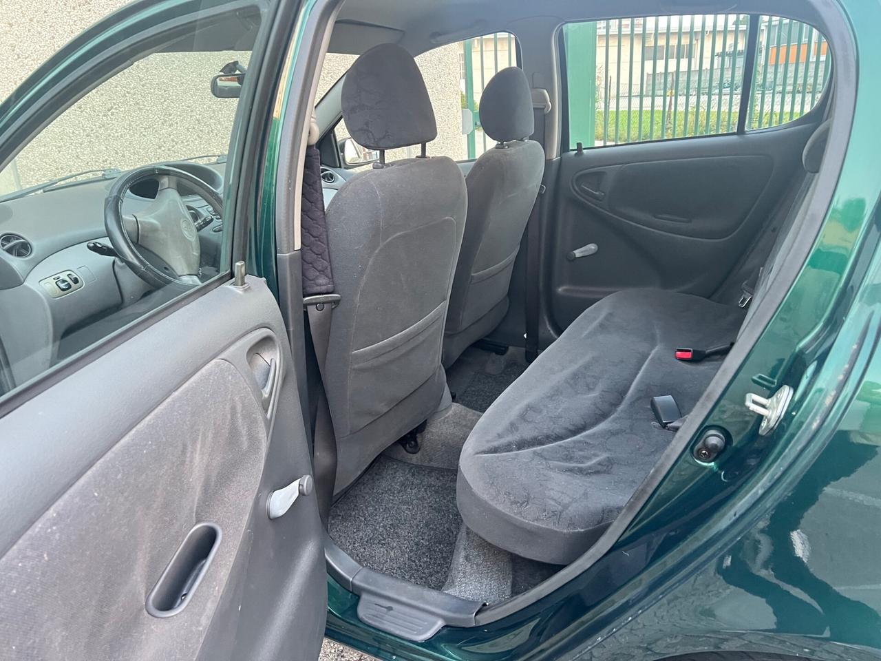 Toyota Yaris 1.0i 16V cat 5 porte Sol