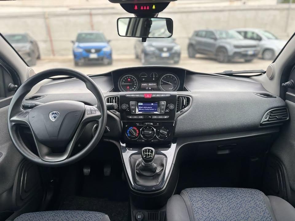 Lancia Ypsilon 1.0 FireFly 5 porte S&S Hybrid Silver