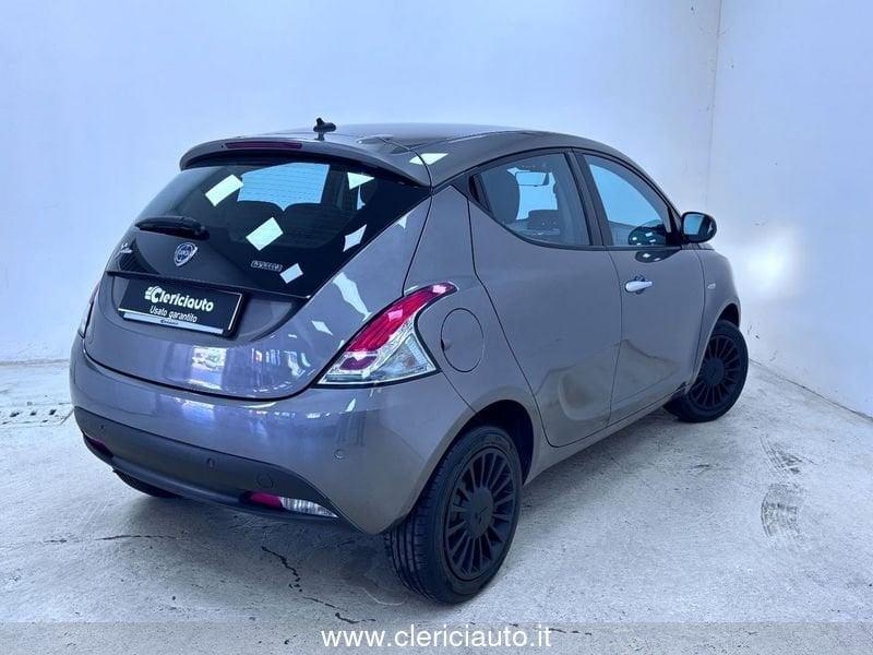 Lancia Ypsilon 1.0 FireFly 5 porte S&S Hybrid Ecochic Silver