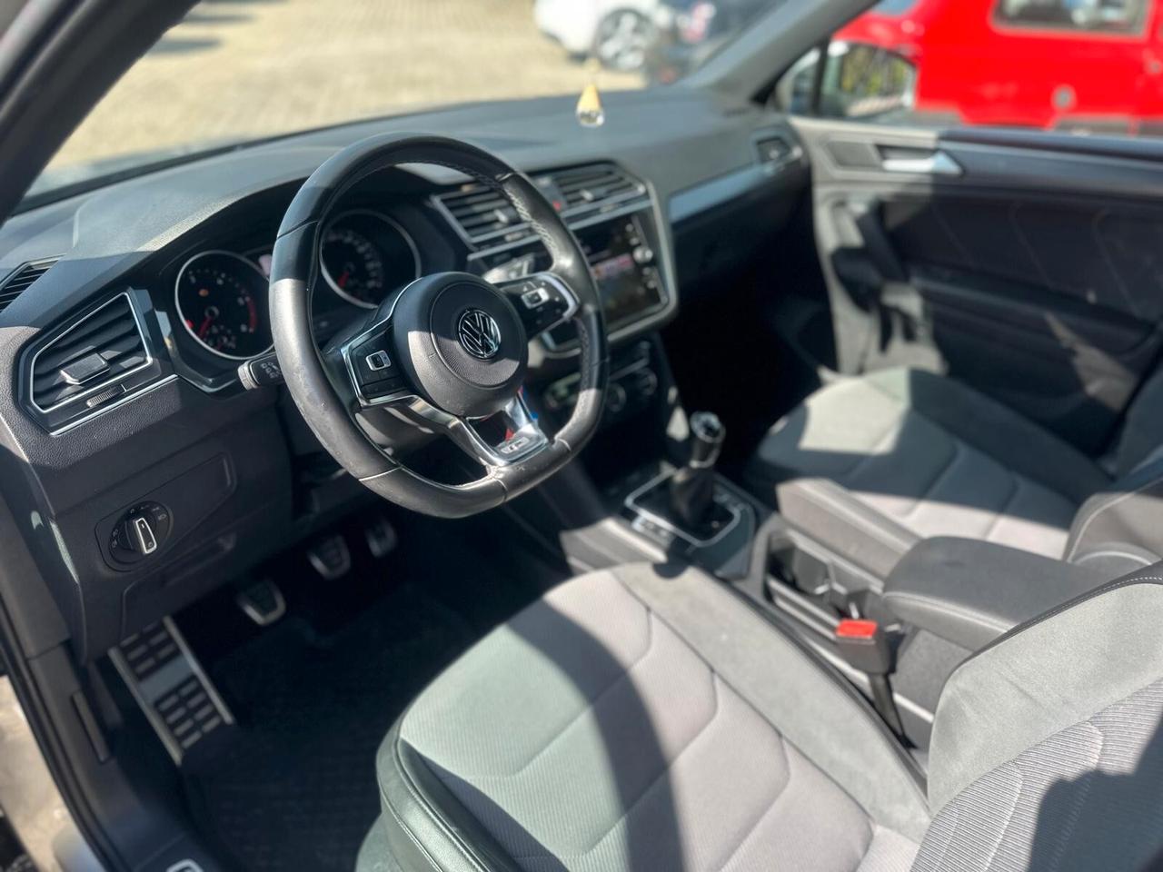 Volkswagen Tiguan 2.0 TDI SCR Sport R-Line interno ed esterno cambio manuale