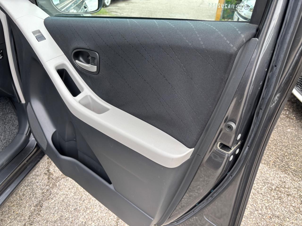Toyota Yaris 1.3 5 porte Navi OK Neopatentati