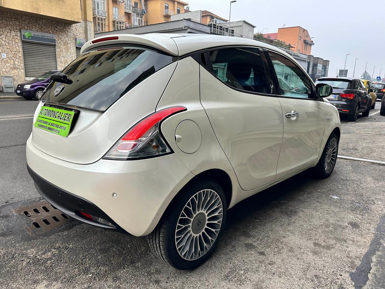 Lancia Ypsilon 1.2 *PELLE - TETTO-FARI Xenon- Tom Tom*