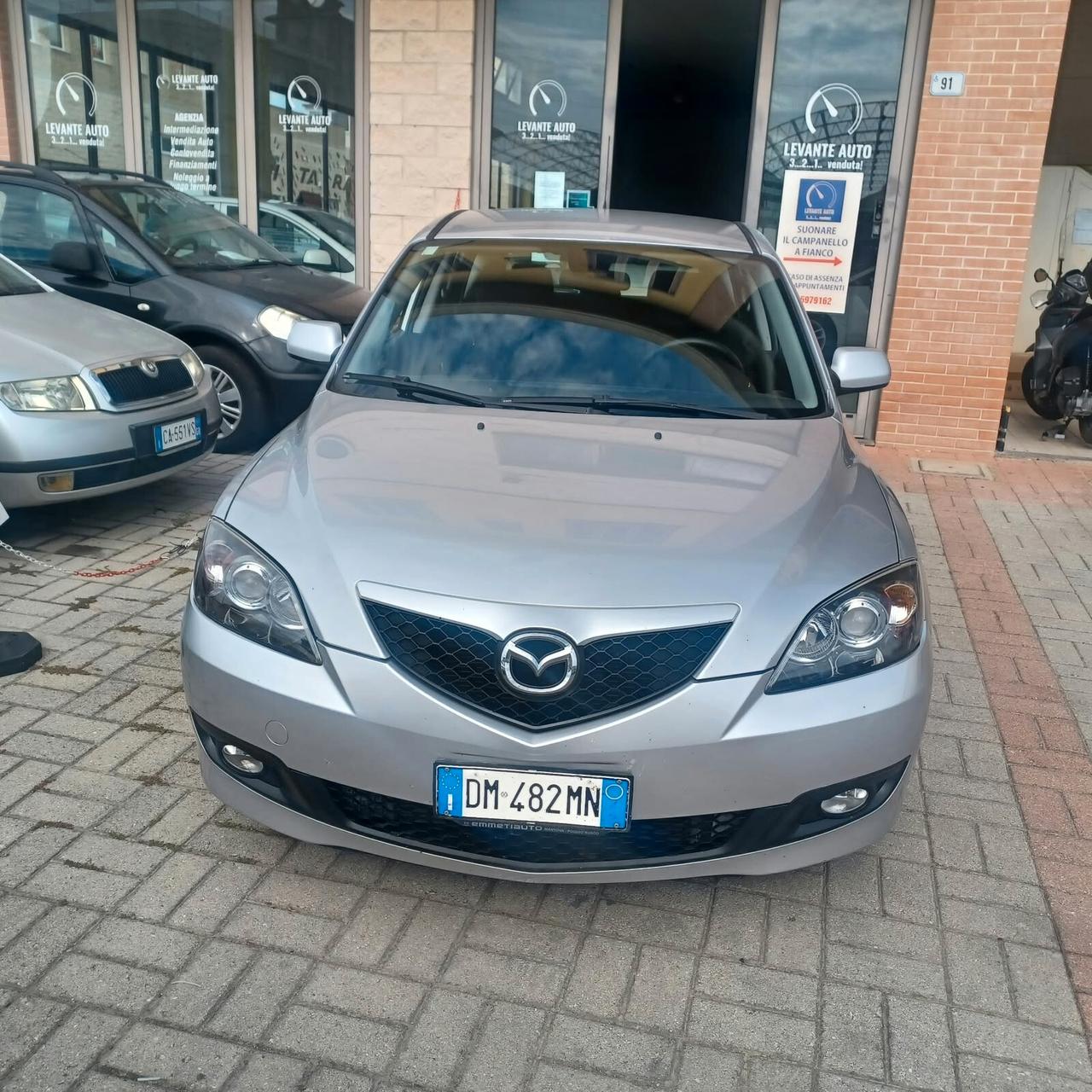 110.118 MAZDA 3 SEMBRA NUOVA OK NEOPATENTATI