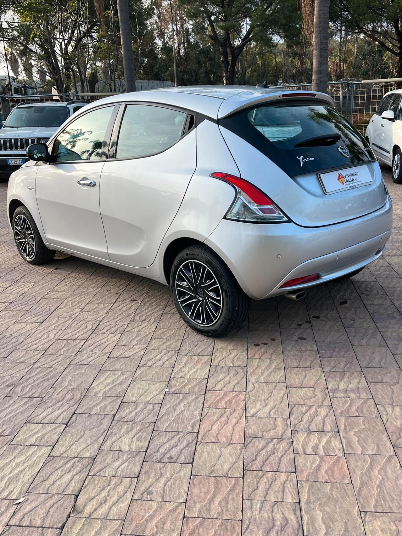 Lancia Ypsilon 1.0 FireFly 5 porte S&S Hybrid Ecochic Gold