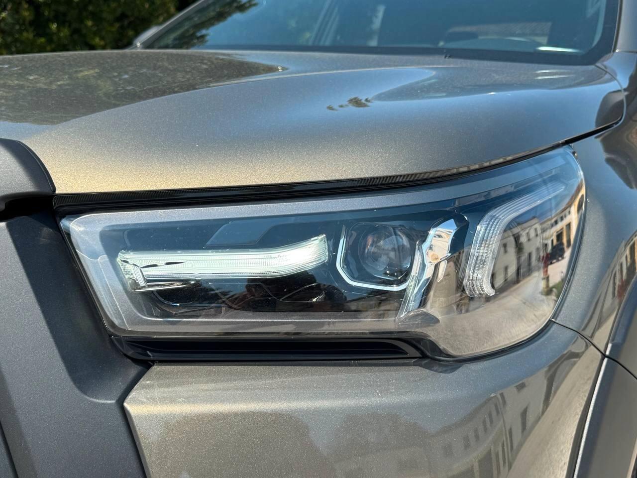 Toyota Hilux 2.4 D-4D A/T 4WD 4 porte Double Cab Invincible