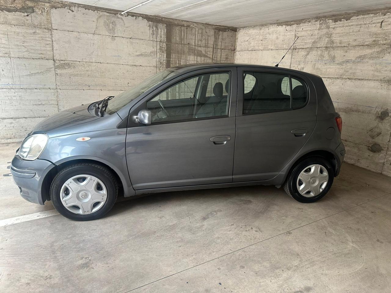 Toyota Yaris 1.0i 16V cat 5 porte Sol