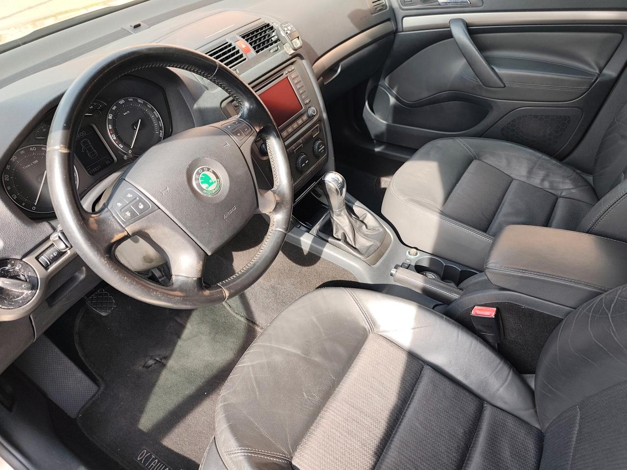 Skoda Octavia 1.6 Benz berlina Elegance