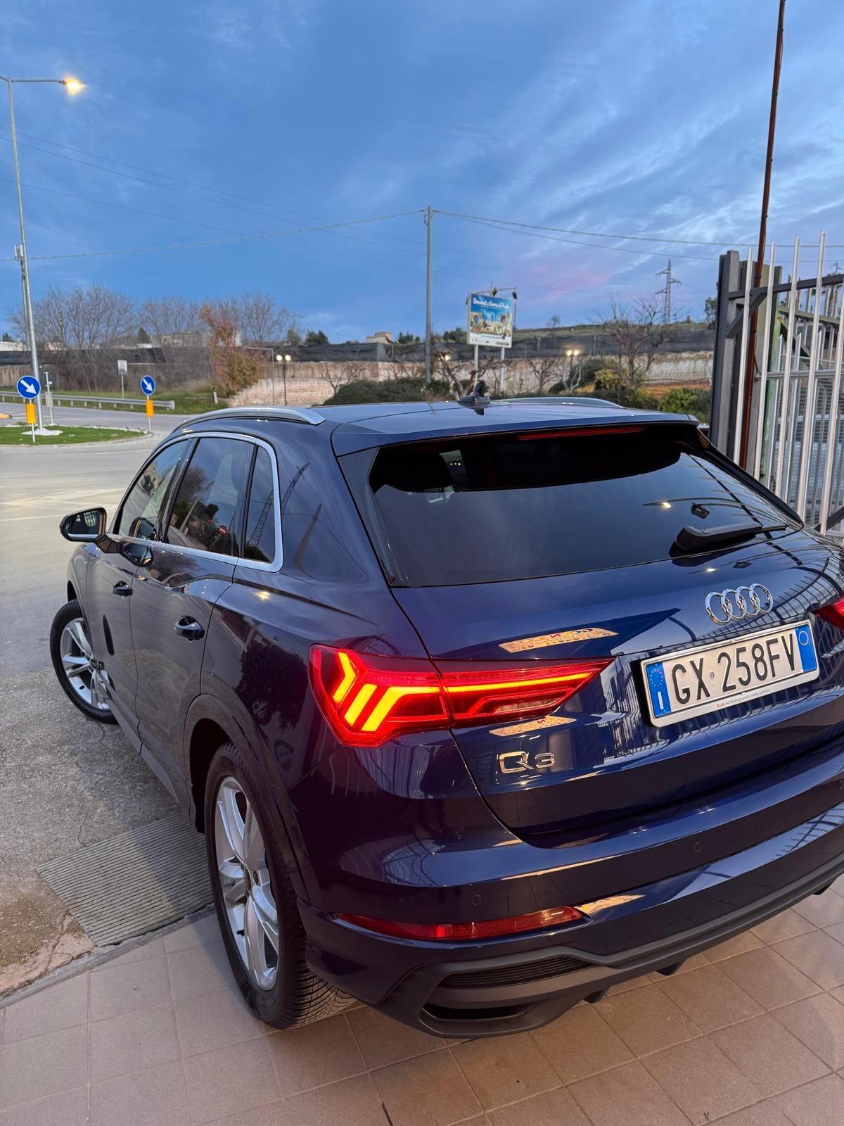 Audi Q3 35 TDI S tronic Identity Black