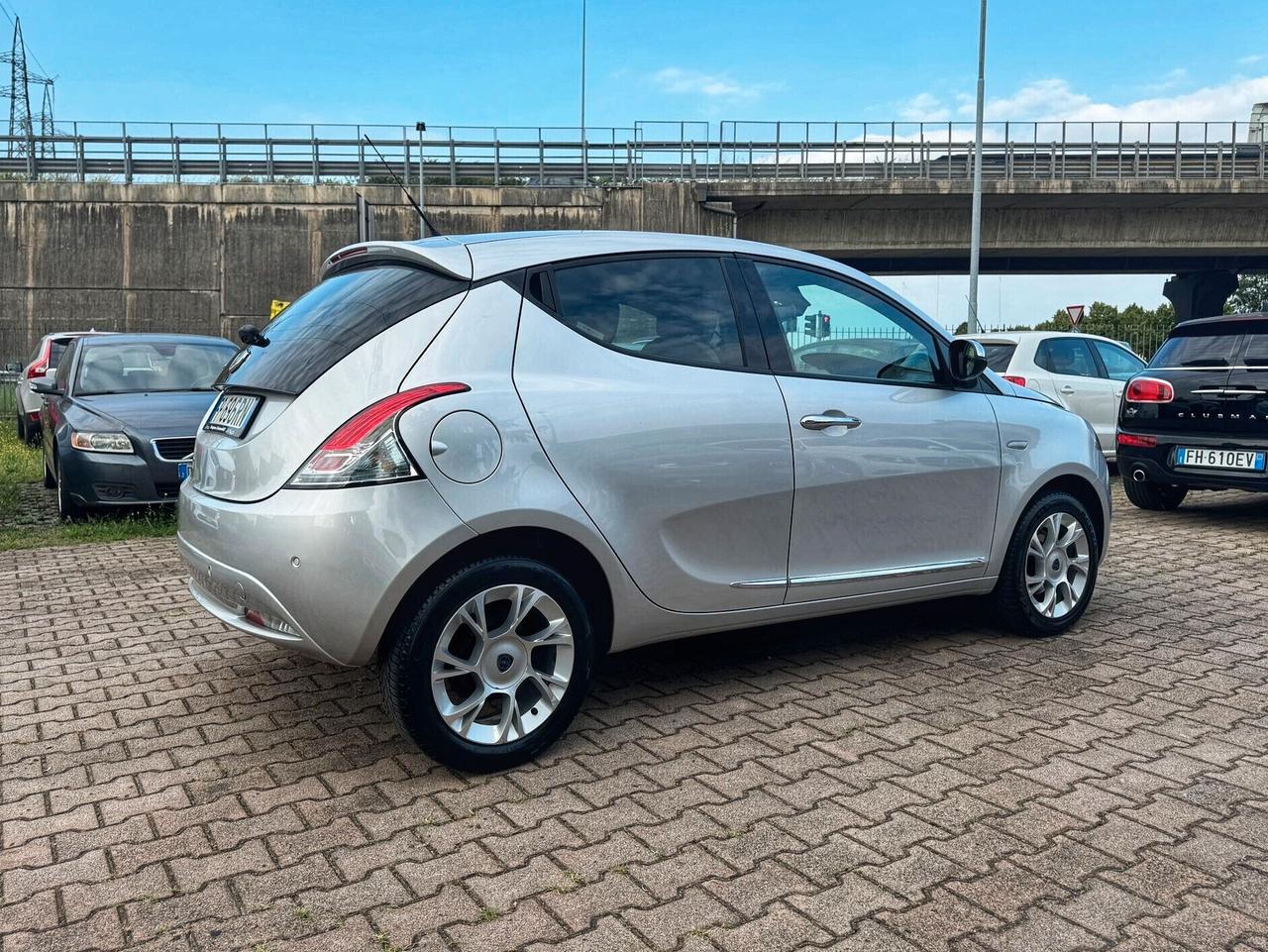 Lancia Ypsilon 1.2 69 CV 5 porte Platinum OK NEOPATENTATI