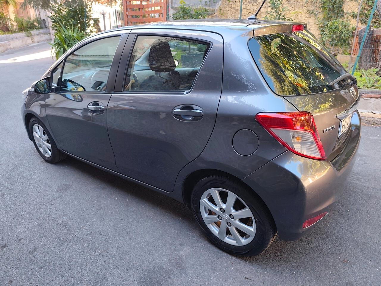 Toyota Yaris 1.3 5 porte Lounge 2012