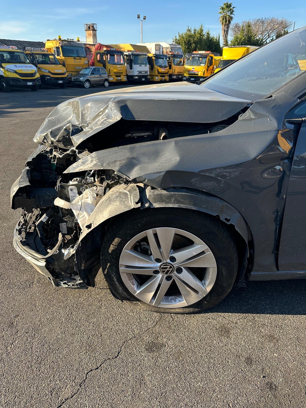 Volkswagen Golf 1.0 eTSI DSG INCIDENTATA
