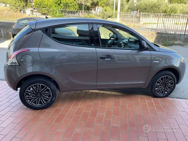 Lancia Ypsilon 0.9 TwinAir 85 CV 5 porte Meta...