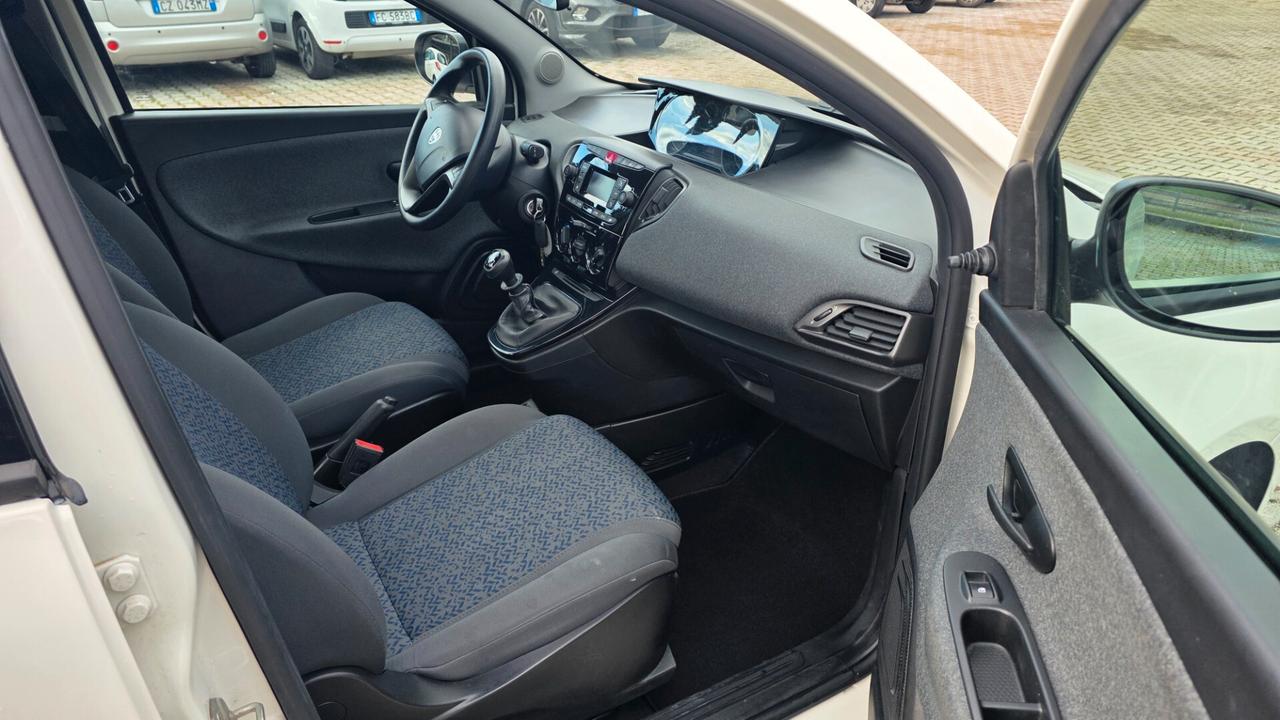 Lancia Ypsilon 1.0 FireFly 5 porte S&S Hybrid Ecochic Silver