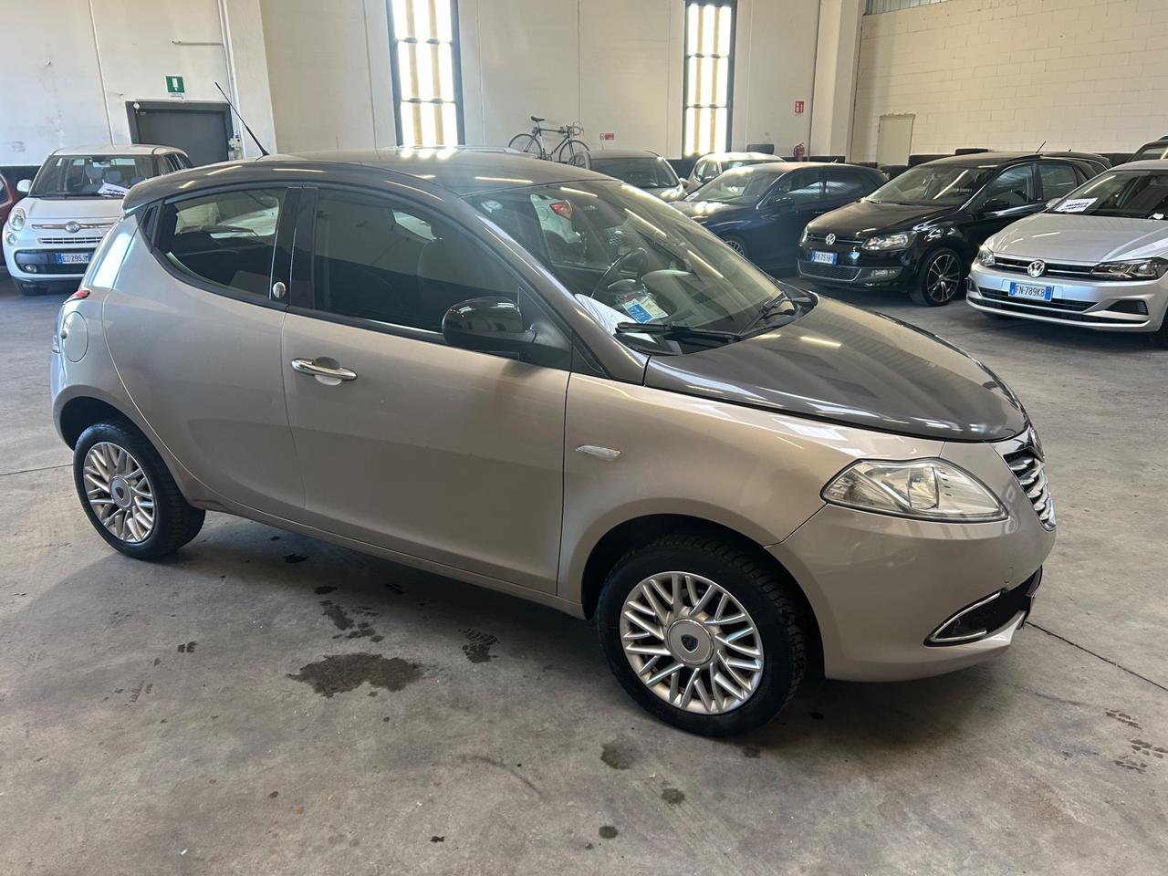 Lancia Ypsilon 0.9 TwinAir 85 CV 5 porte Metano Ecochic Silver