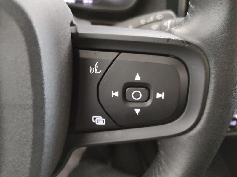 VOLVO XC40 (2017-->) - XC40 T2 Geartronic Momentum Core N1