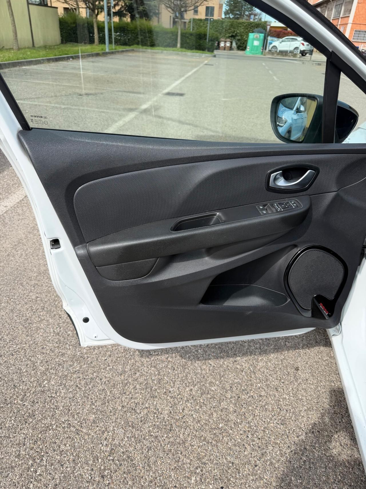 Renault Clio Sporter 1.5 dci - NEOP. - NAV. - 12 MESI DI GARANZIA -