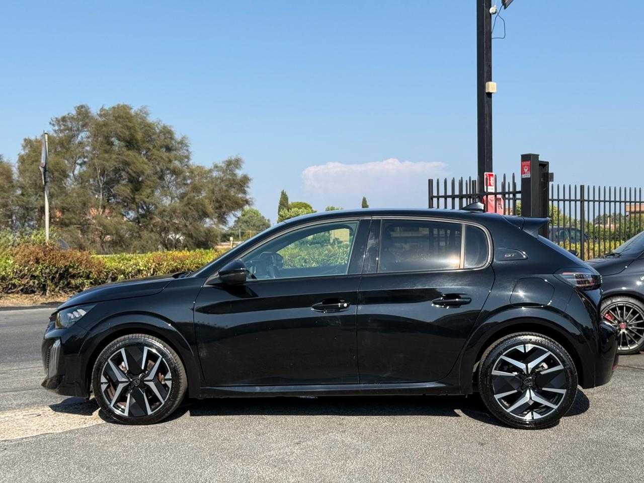 Peugeot 208 Hybrid 145 e-DCS6 GT Nero Perla