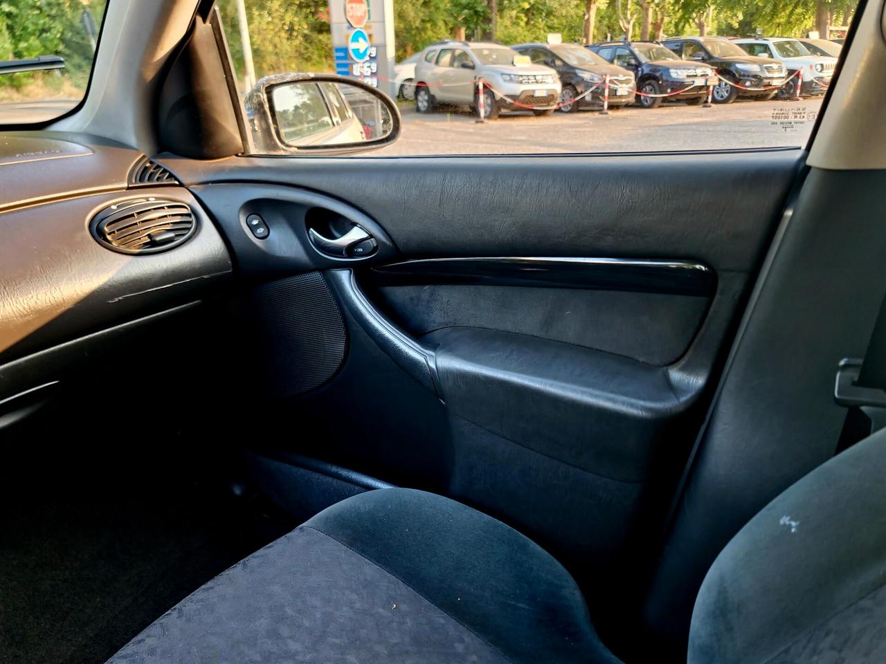 Ford Focus 1.6i 16V cat 5p. Ghia 2001 E3 Manuale