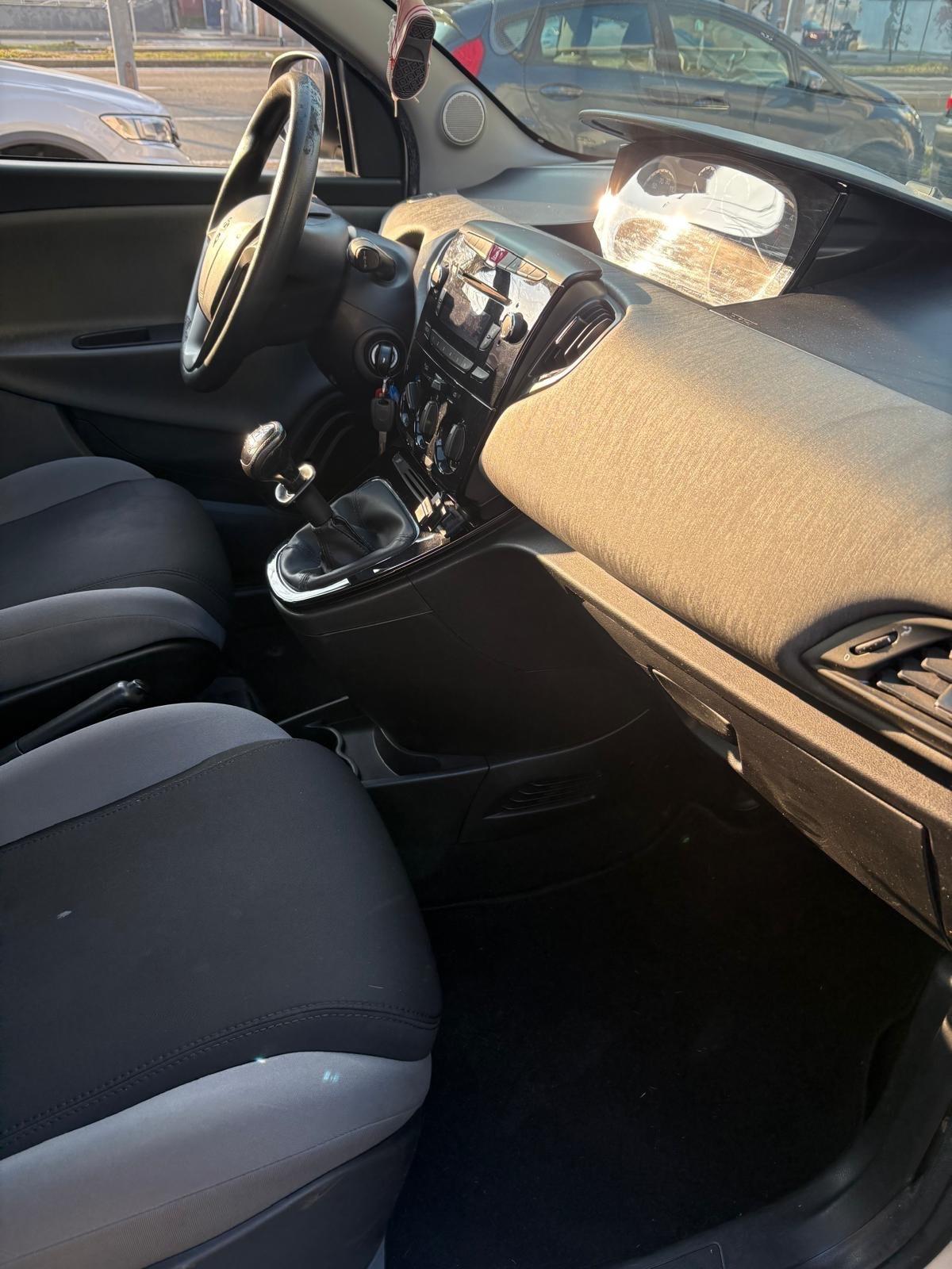 Lancia Ypsilon 0.9 TwinAir 85 CV GAS Ecochic Gold