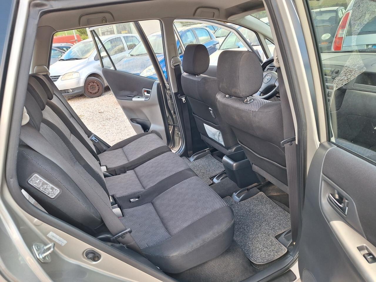 Toyota Corolla Verso 2.0 tdi D-4D NEOPATENTATI FAMIGLIARE