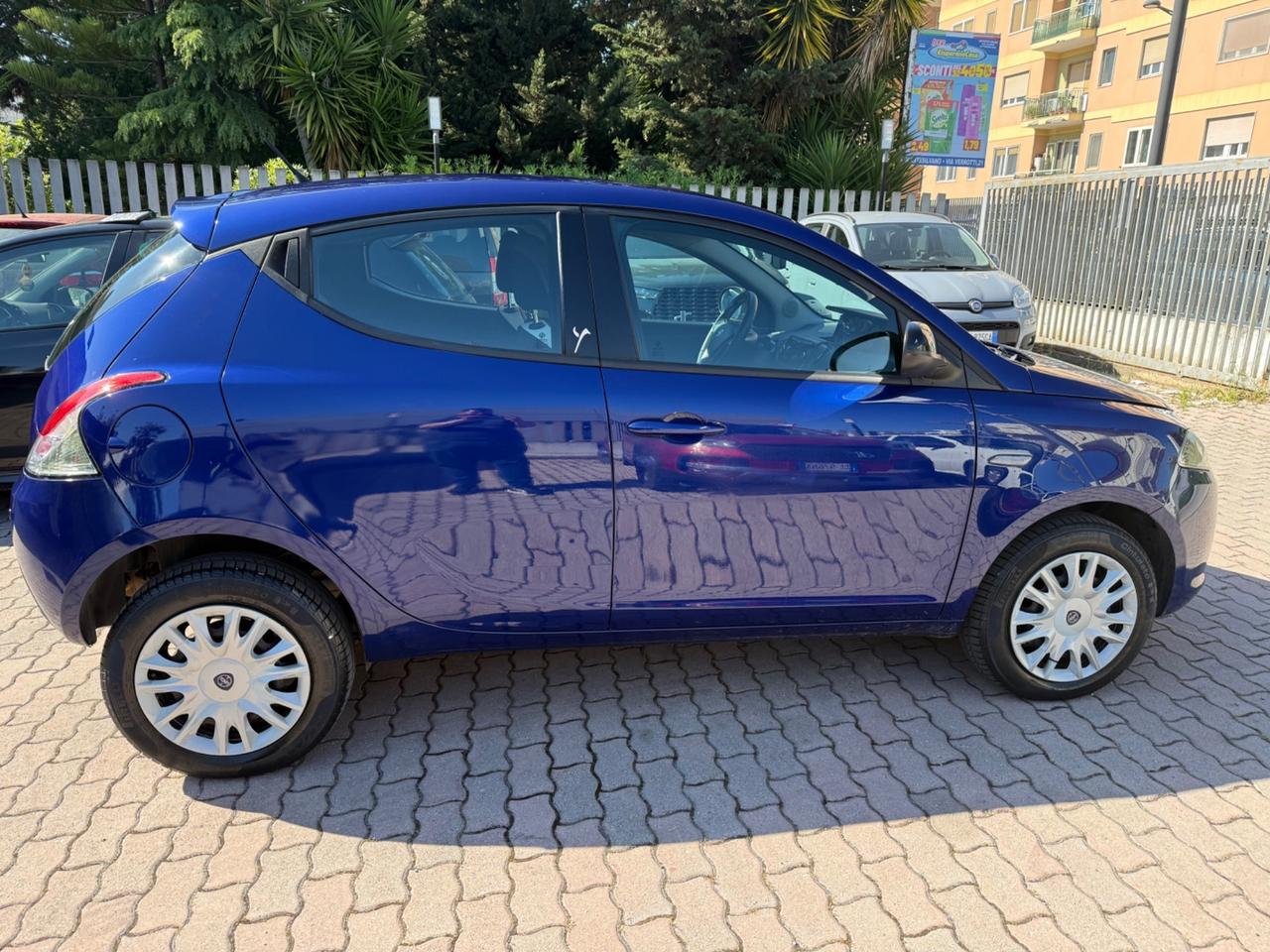 Lancia Ypsilon 0.9 TwinAir 85 CV 5 porte Metano Ecochic Silver