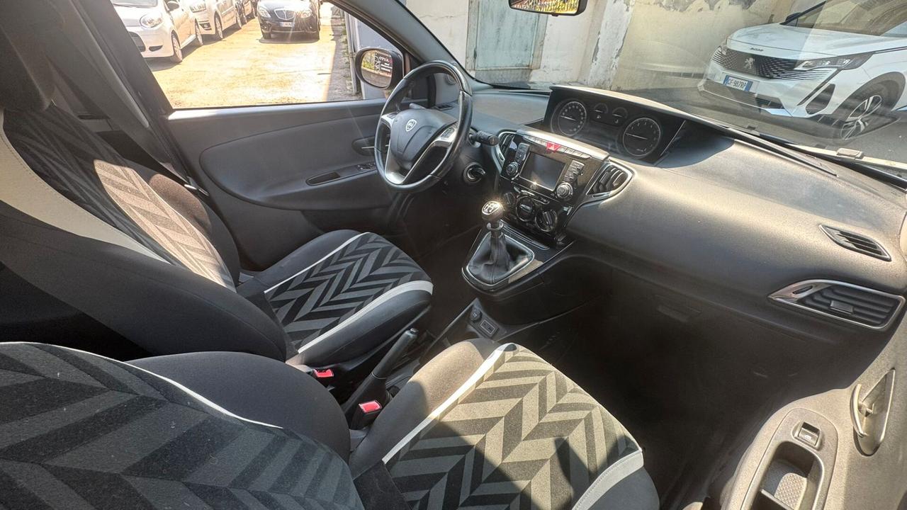 Lancia Ypsilon 0.9 TwinAir 85 CV 5 porte Metano Ecochic Platinum