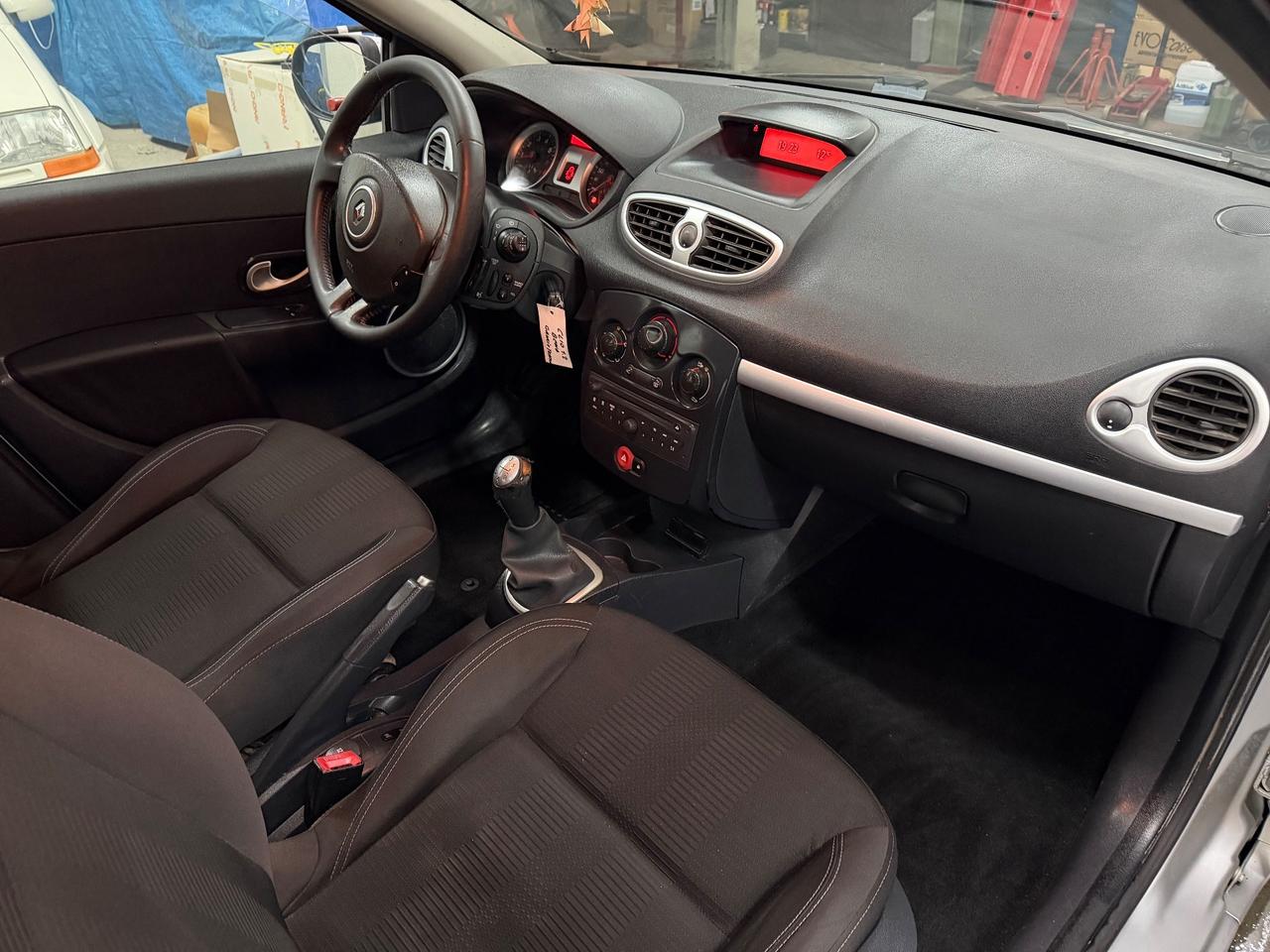 Renault Clio 1.2 16V 5 porte con gancio traino e carrello