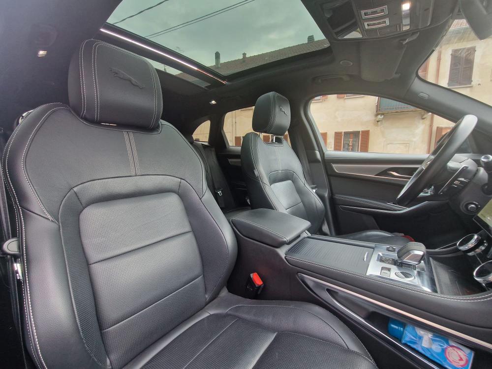 Jaguar F-Pace 2.0d i4 mhev R-Dynamic SE awd 204cv auto