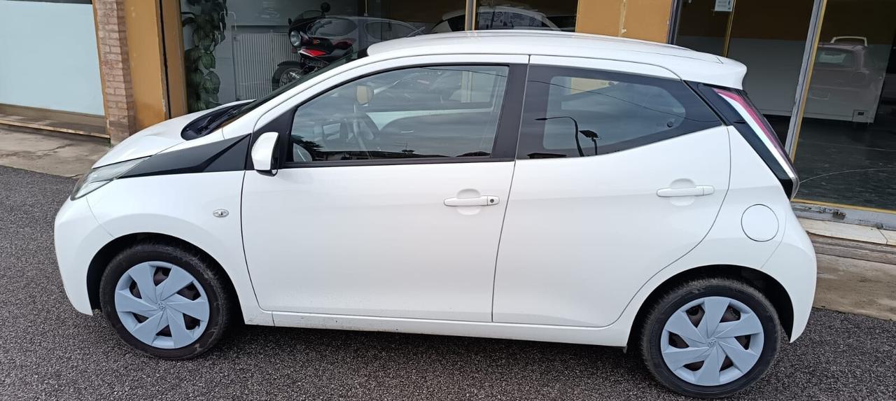 TOYOTA Aygo 1.0 VVT-i 69 CV 5 porte x-play - 2016