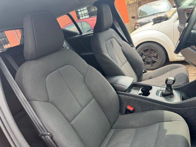 VOLVO XC40 T2 Momentum Core