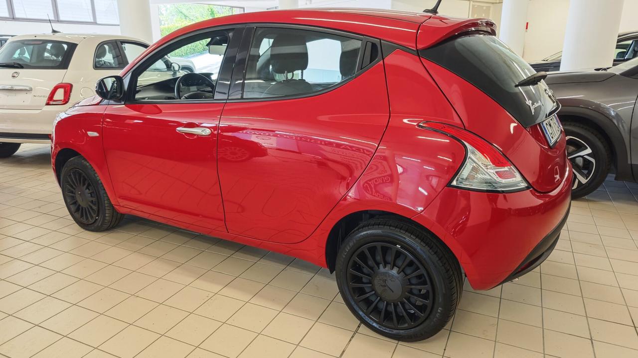 Lancia Ypsilon 1.0 Hybrid Silver