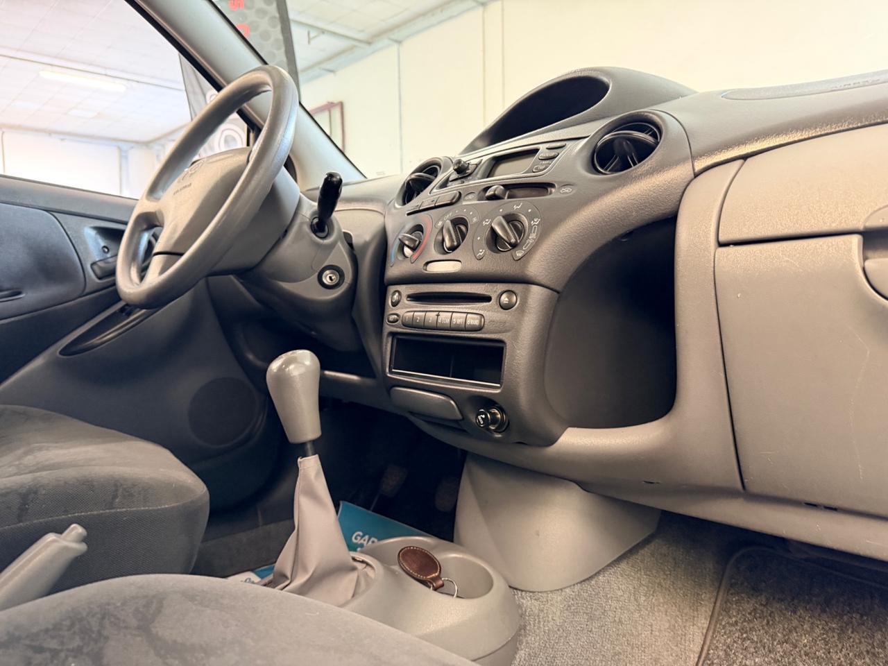 Toyota Yaris 1.0i 16V cat 5 porte Sol