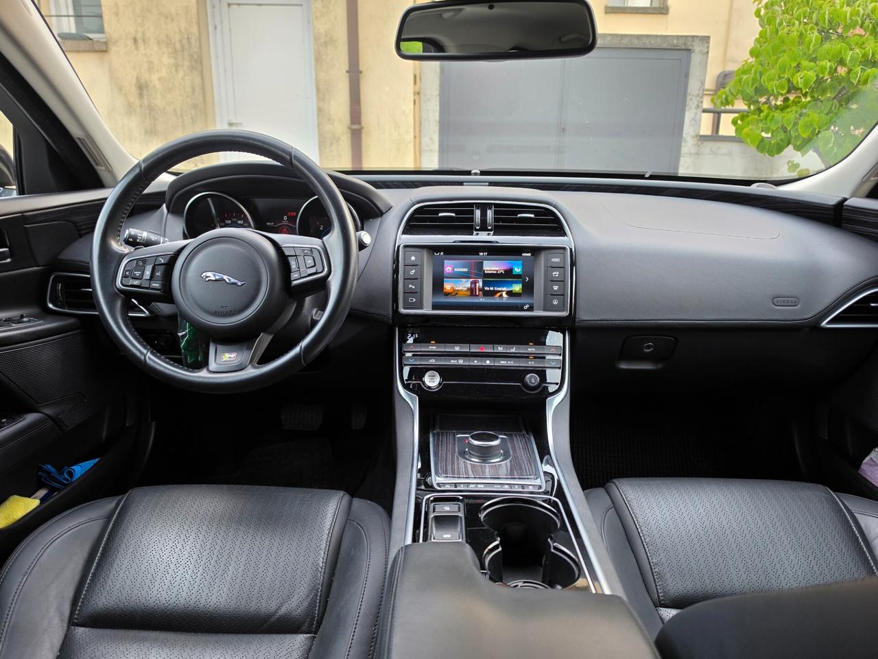 Jaguar XE 2.0 D Turbo aut. Portfolio