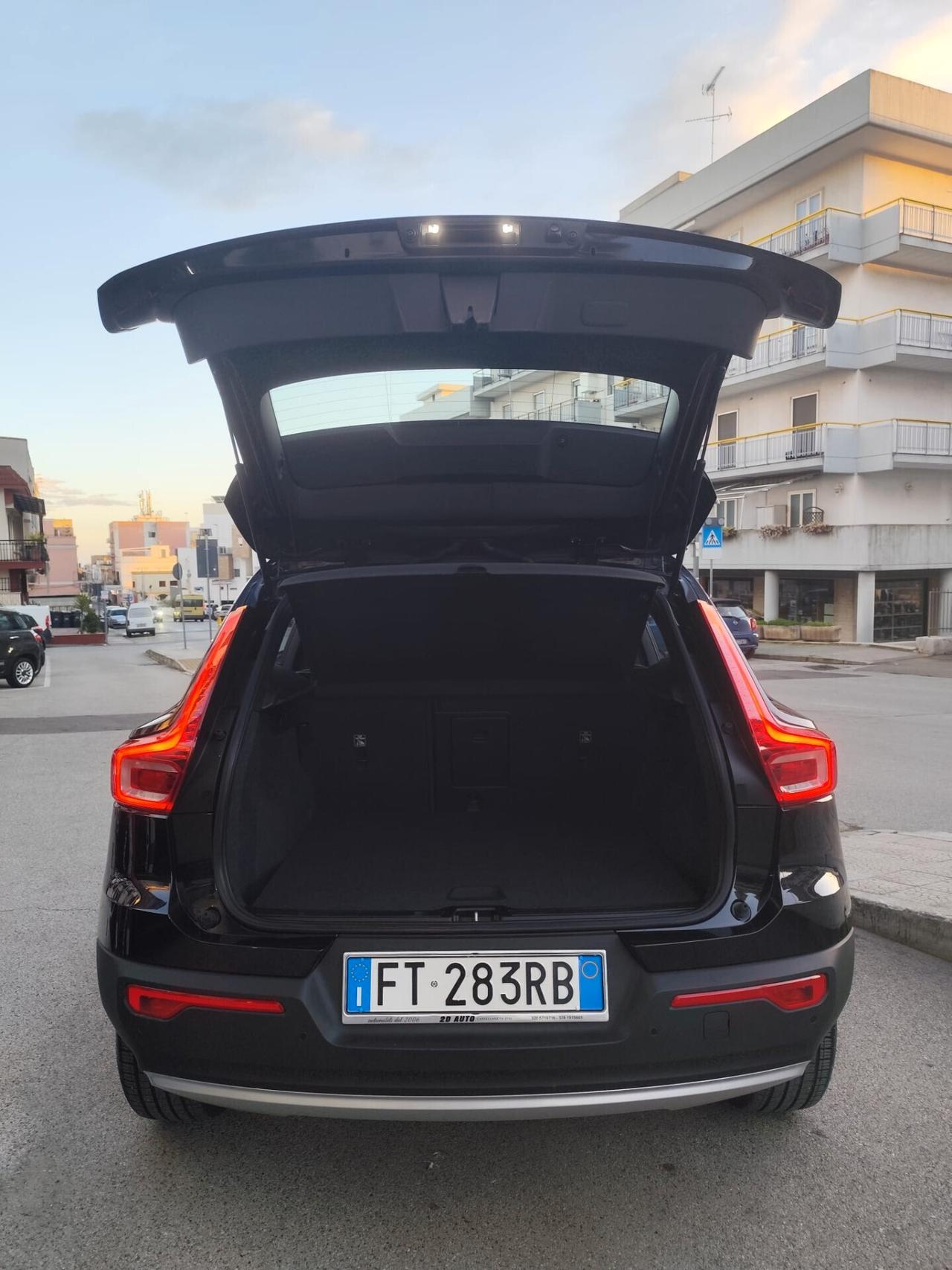 Volvo XC40 2.0 D3 Momentum * Strafull * Pelle * Navi * Garantita 12 Mesi