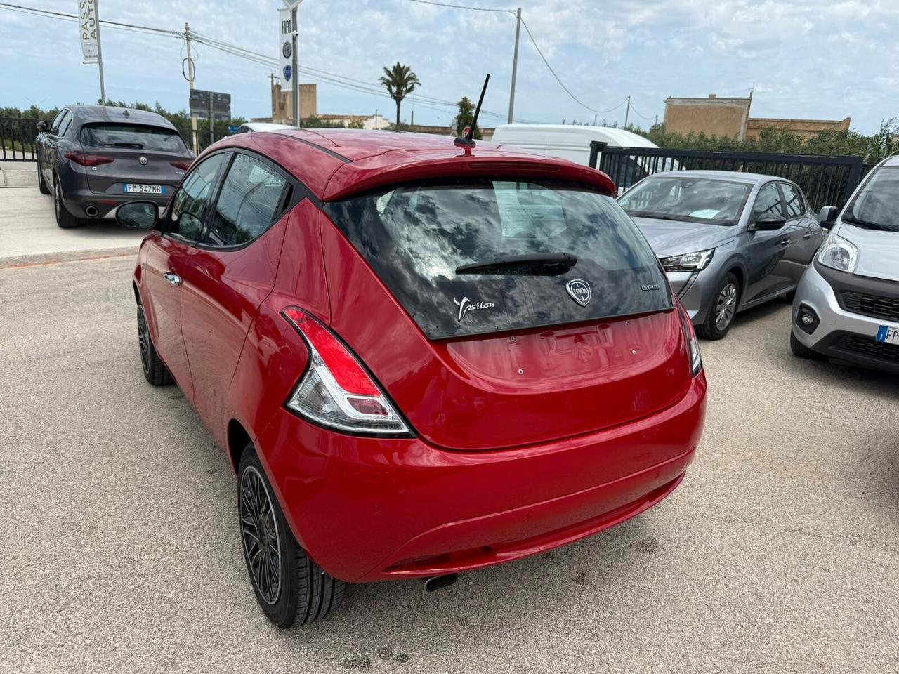 Lancia Ypsilon 1.0 FireFly 5 porte 70 CV S&S Hybrid Ecochic Gold