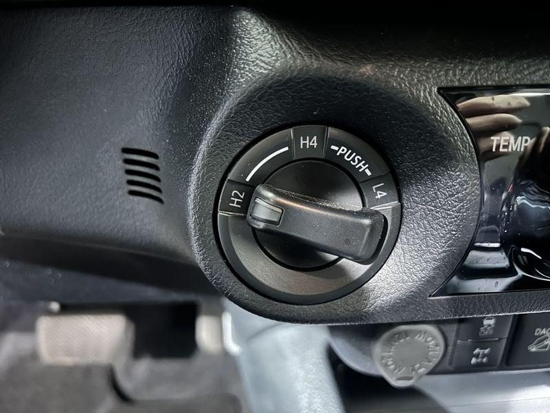 Toyota Hilux Hilux 2.8 D A/T 4WD 4 porte Double Cab Invincible + COPERTURA HARD TOP
