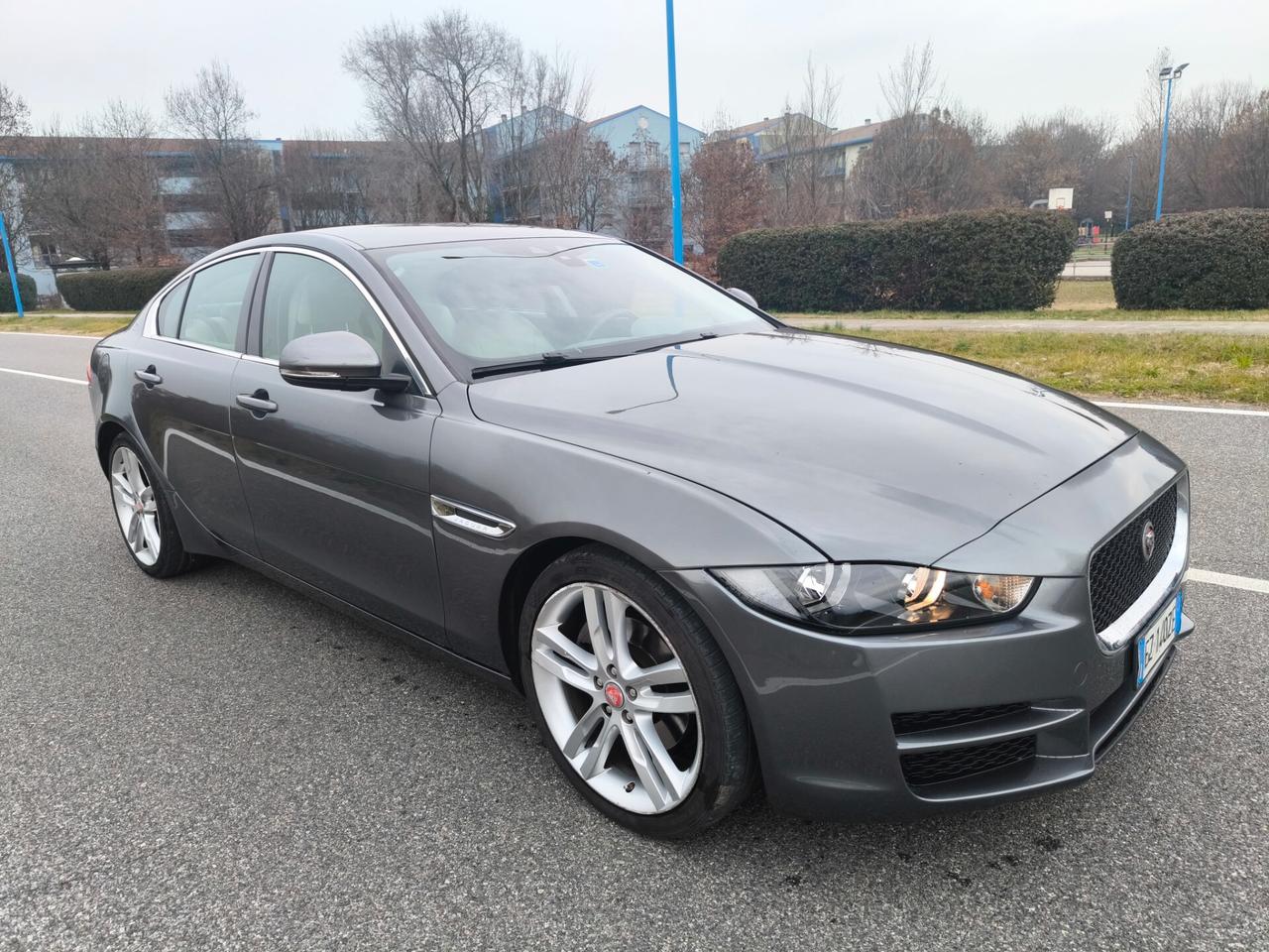 JAGUAR XE 2,0 180CV- AUTOMATICA-EURO 6- MOTORE NUOVO