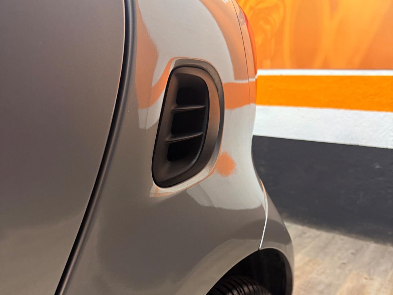BELLISSIMA SMART FORTWO ADATTA A NEOPATENTATI CON TETTO PANORAMICO CON SOLI 69.625 KM