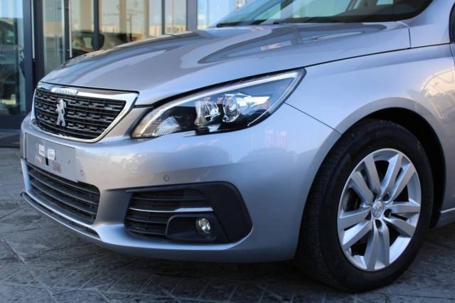 Peugeot 308 1.2 Active s&s 130cv con Navigatore