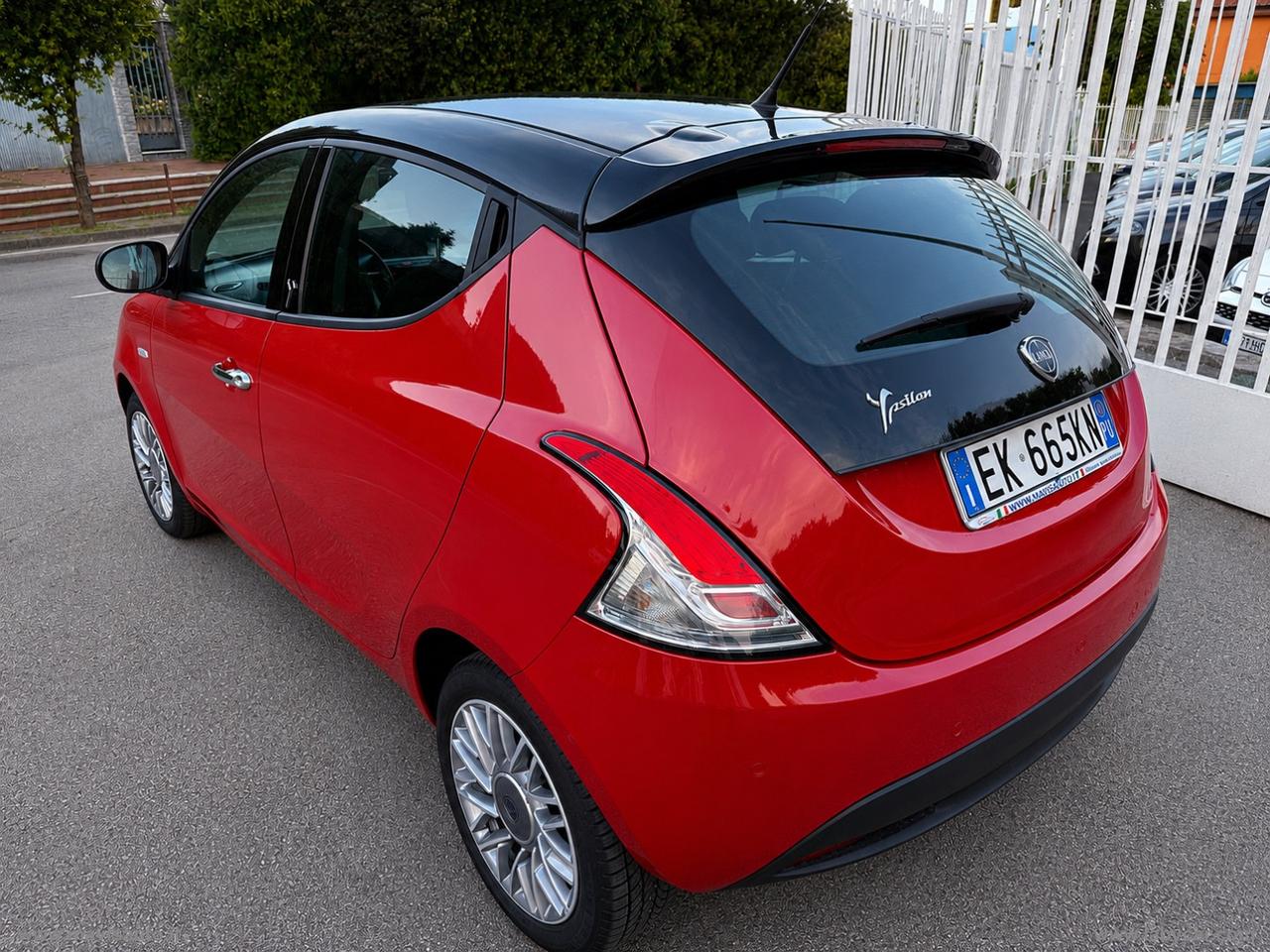 LANCIA Ypsilon 1.2 69 CV 5p. S&S Black&Red