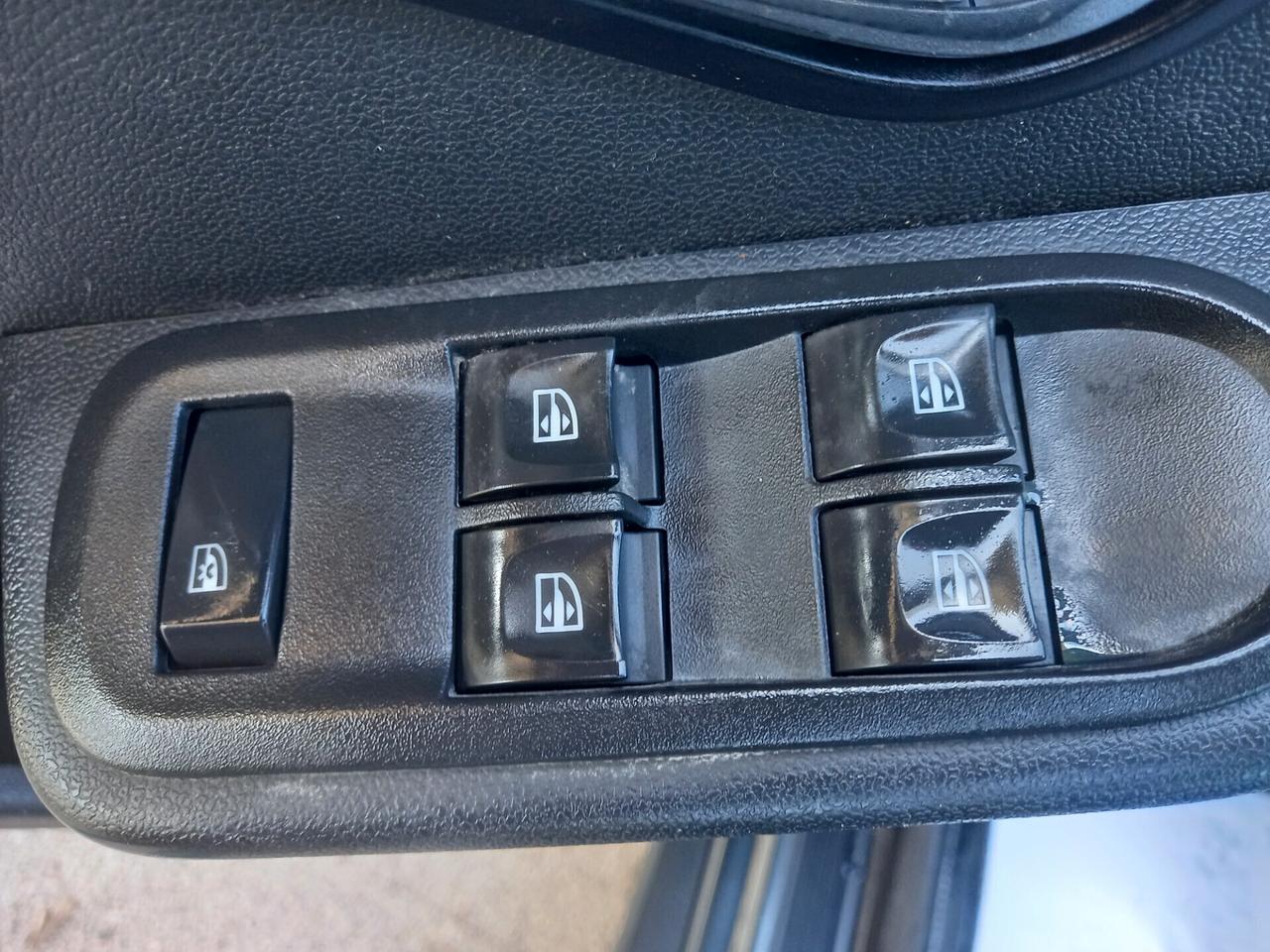 Dacia Duster 1.6 Gpl di Serie 105CV 4x2 Lauréate