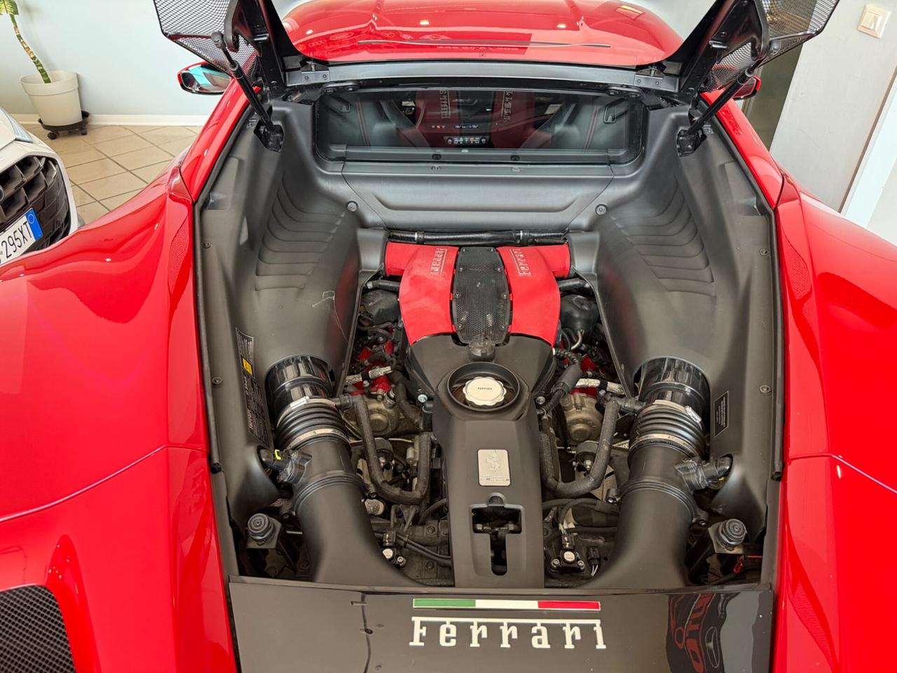 Ferrari F8 Tributo iva esposta tagliandata casa Madre