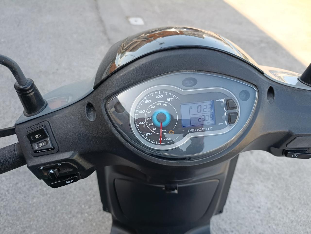 Peugeot Tweet 125 T