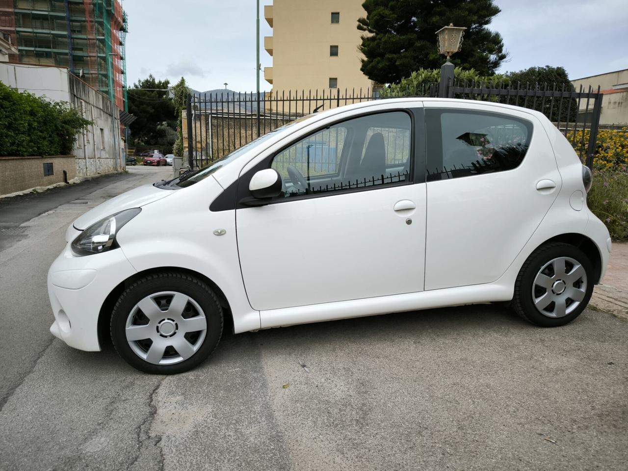 Toyota Aygo 1.0 12V VVT-i 5 porte Active Connect 2013