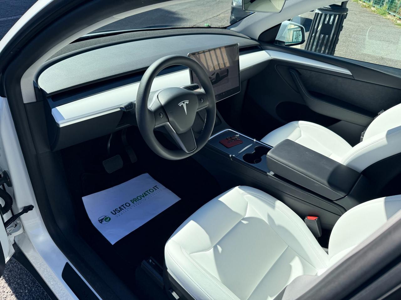 Tesla Model Y Long Range AWD Interni BIANCHI