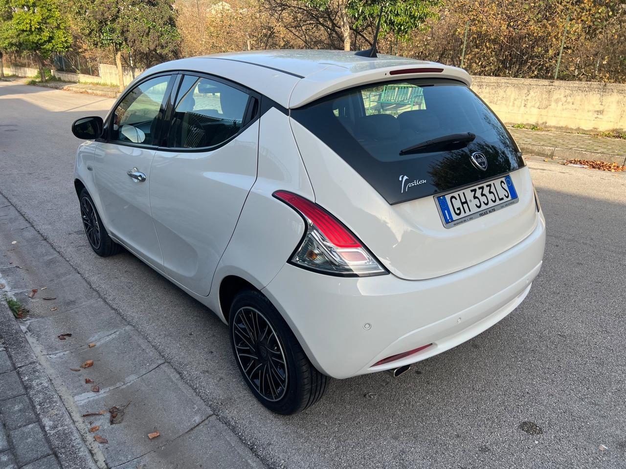 Lancia Ypsilon 1.0 FireFly Hybrid Ecochic Gold